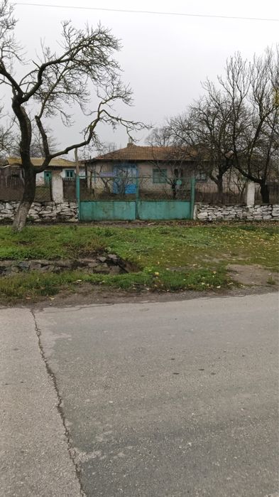 Casă bătrânească cu 6 camere, poziționare centrală, teren 4000 mp