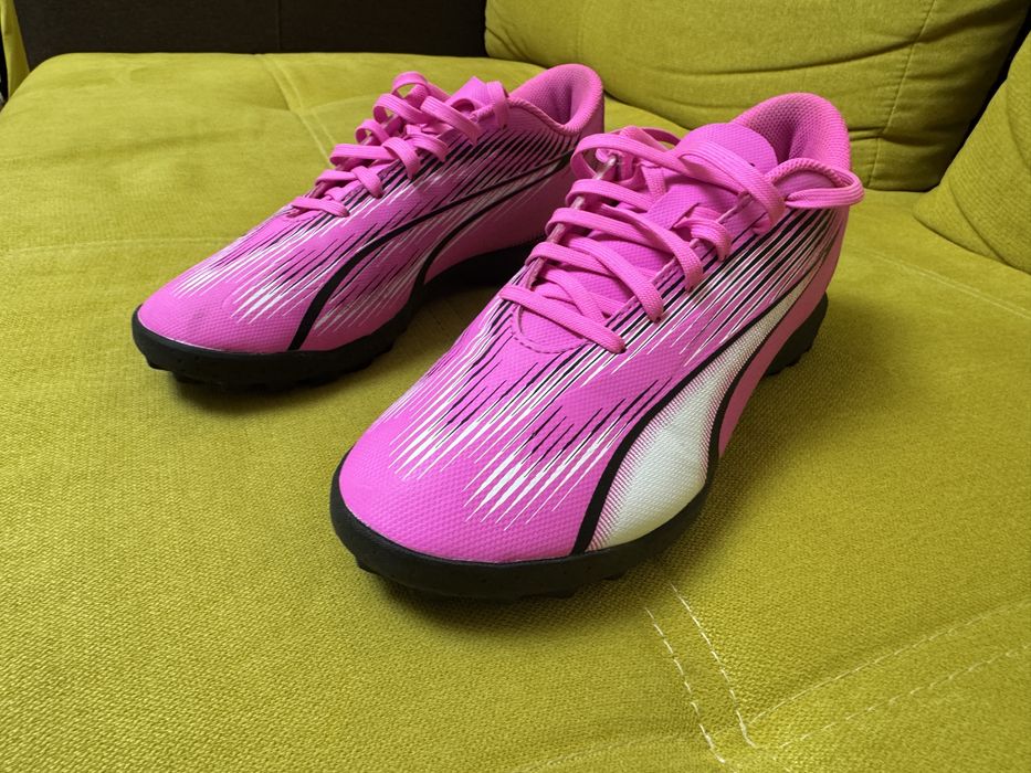 Ghete fotbal Puma culoare roz marimea 40