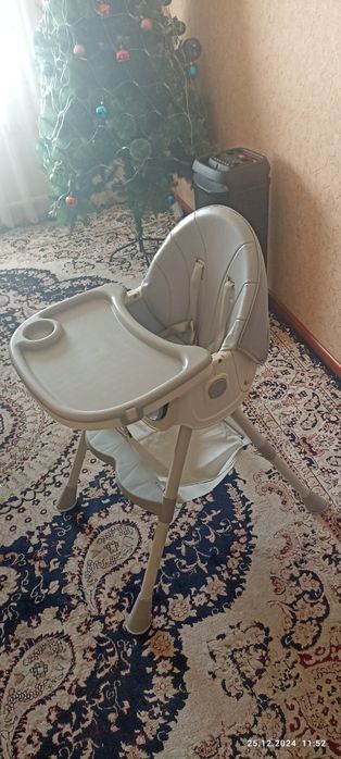 Детский столик для кормления ребенка