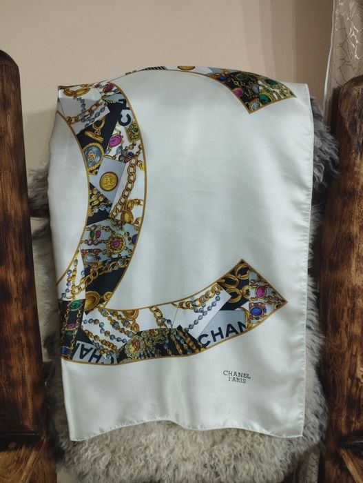 Eșarfă cu inscripția Chanel, dimensiuni 87/85 cm