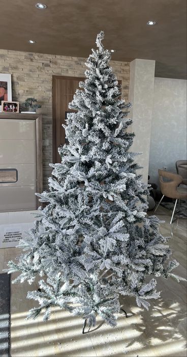 Изкуствена заснежена елха 210 см