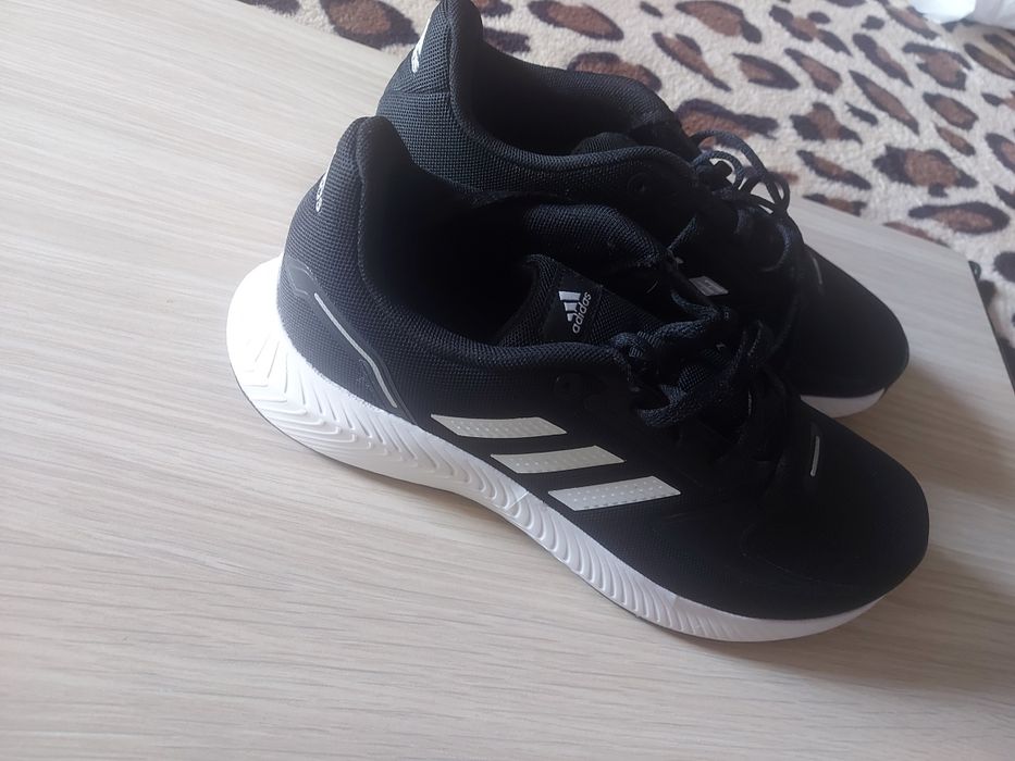 Vând adidași adidas