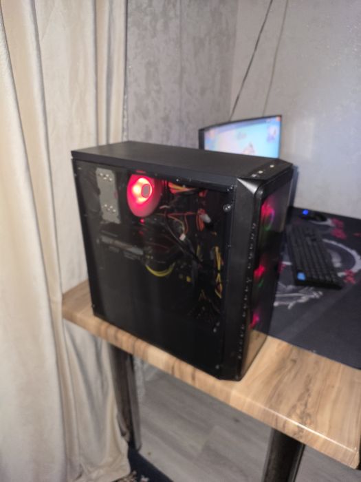 Компьютер в полной сборке с монитором, клавой, ковриком и мышкой