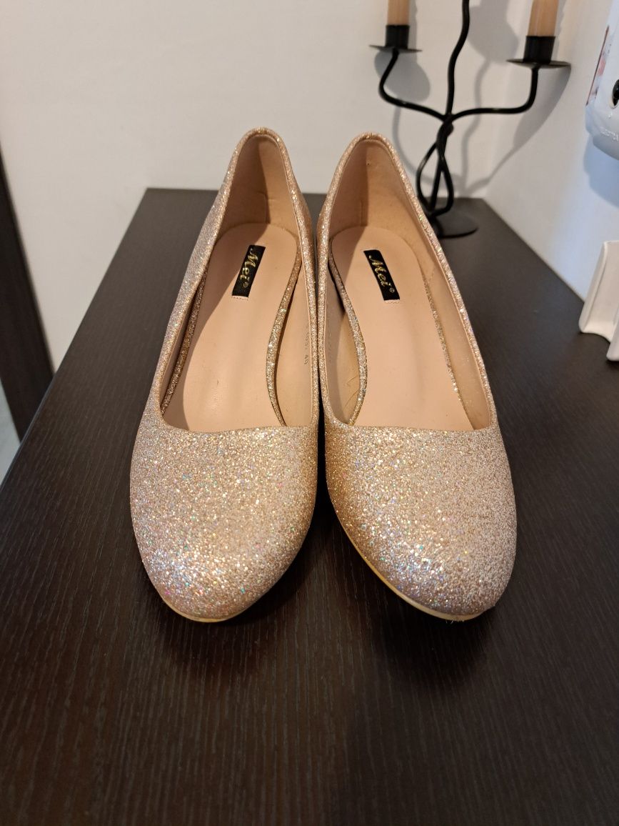 Pantofi aurii eleganti 40