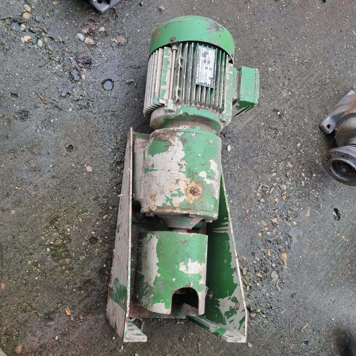 Vand snec cereale 4 metri cu motor 380 V sau 220 V.