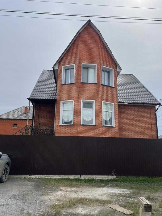 Просторный двухэтажный дом в отличном районе