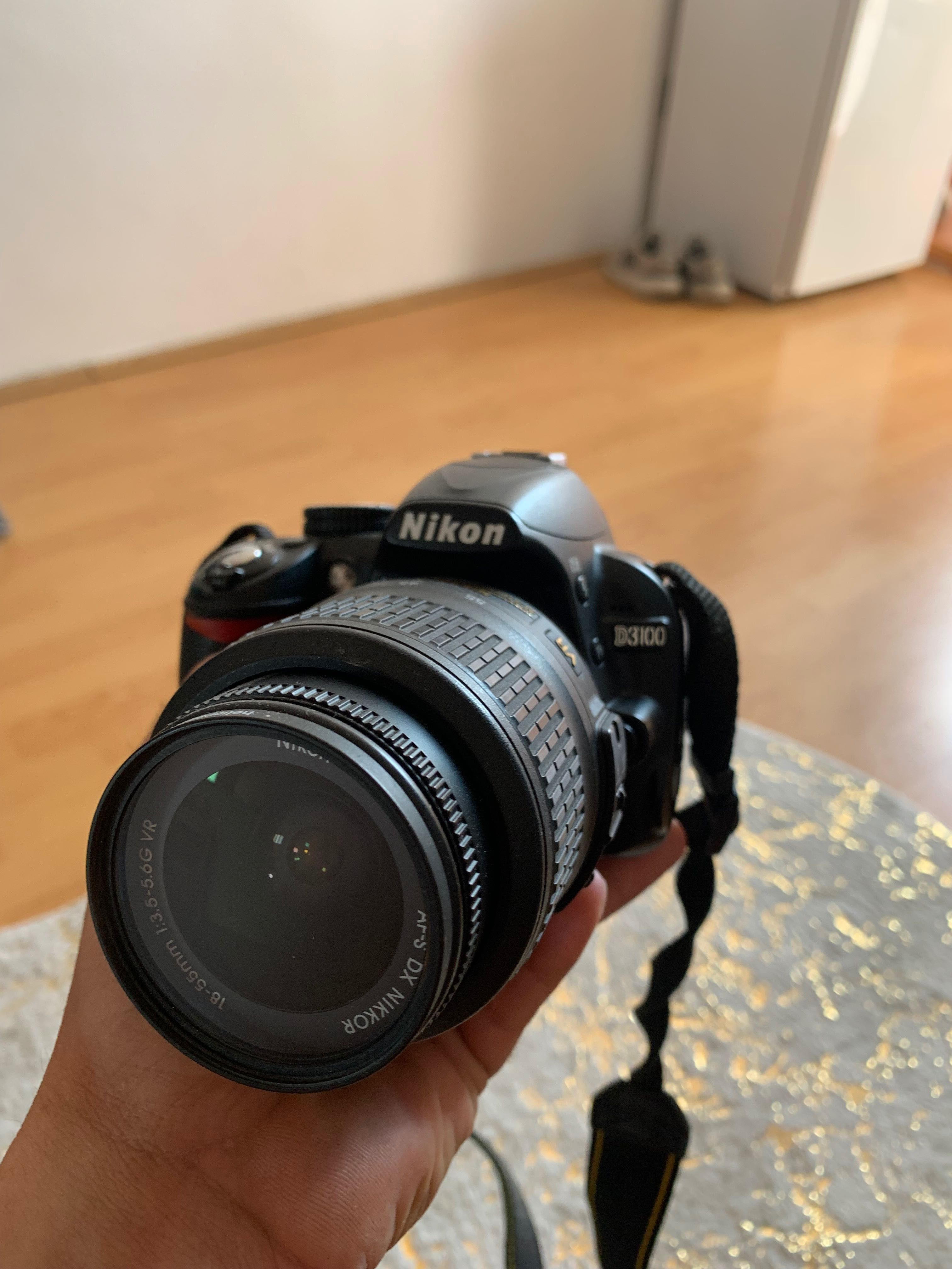 Nikon D3000 + Obiectiv 18-55mm