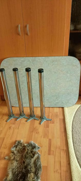 Vând masă de bucătărie cu 4 scaune.