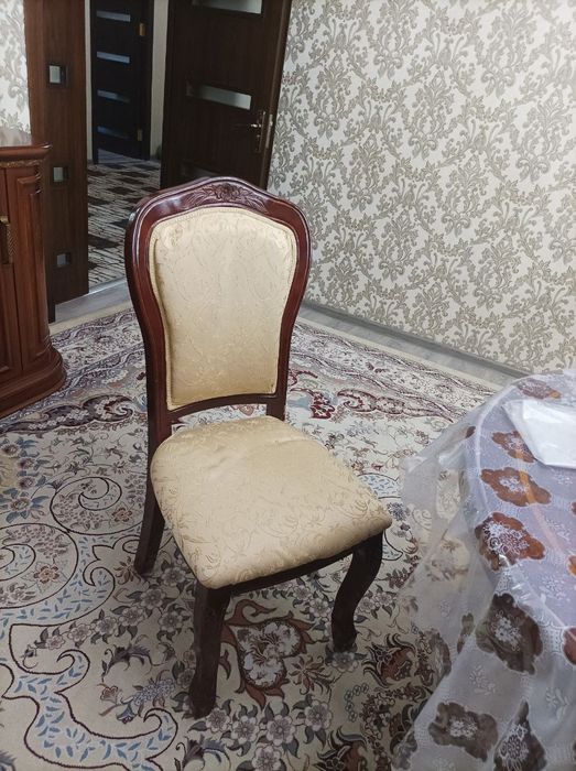 Стол ва ёнгокдан ясалган стуллар