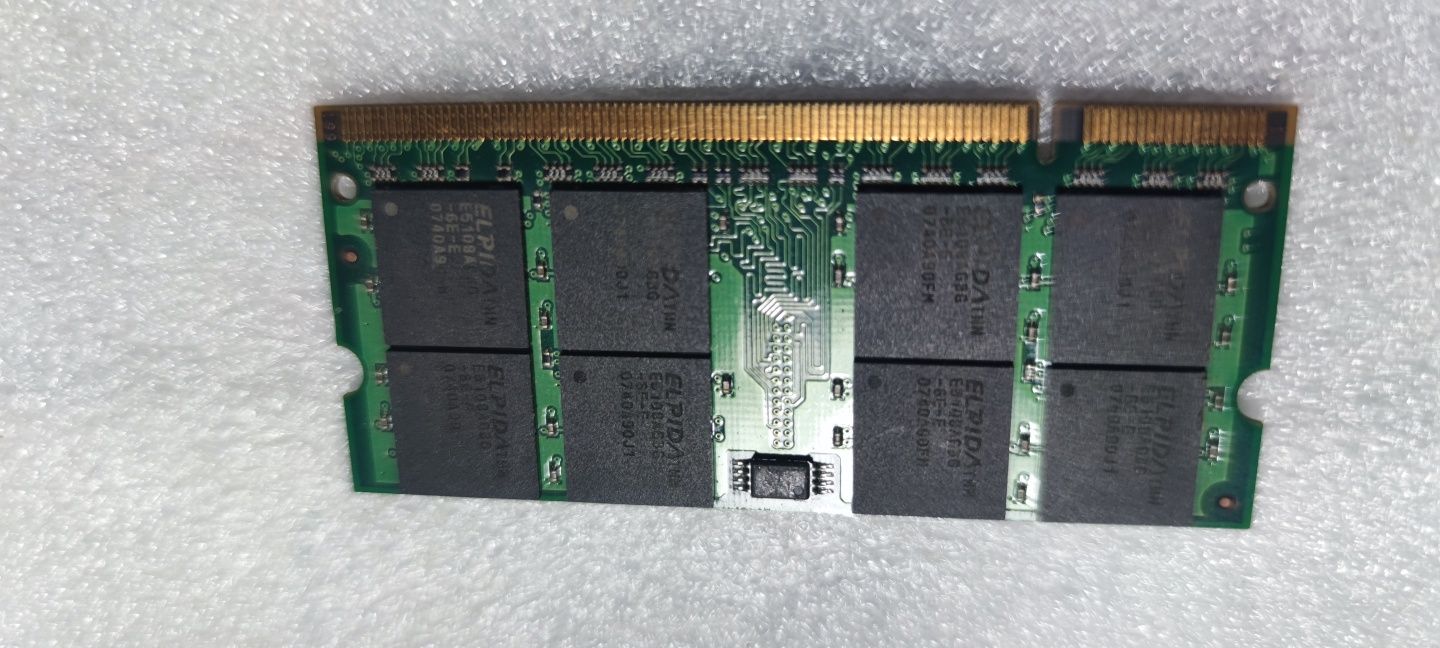 Elpida memorie ram 1GB, DDR2, 667 MHz.