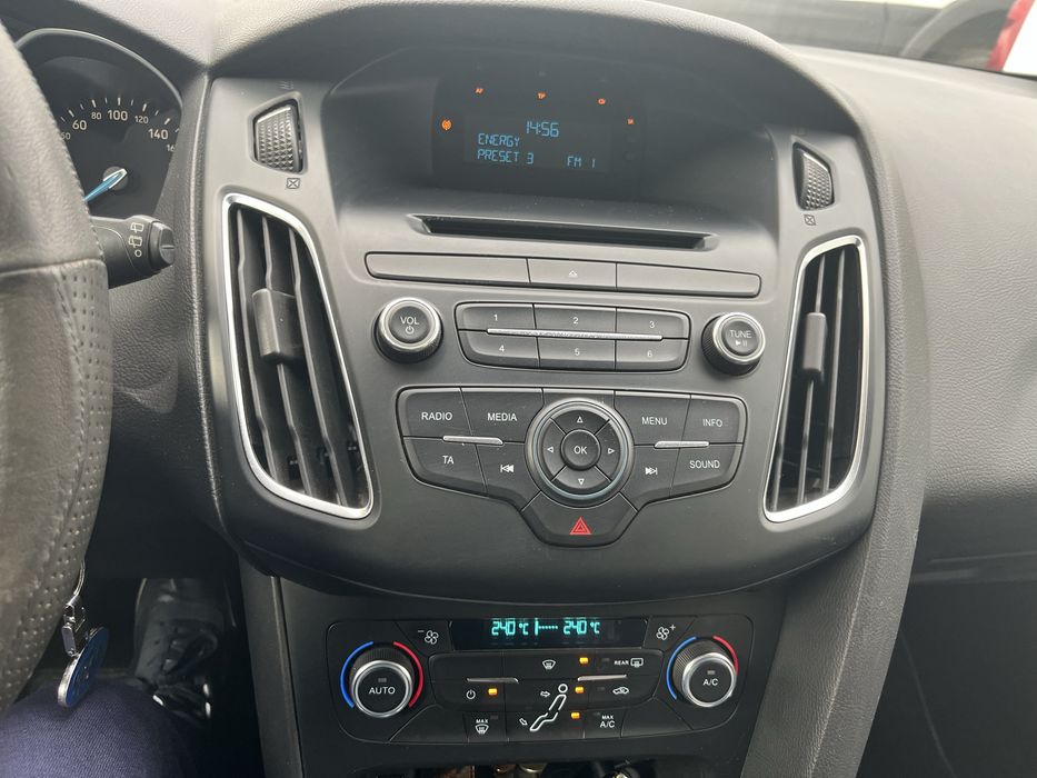 Продавал личния си автомобил безупречен Форд Фокус