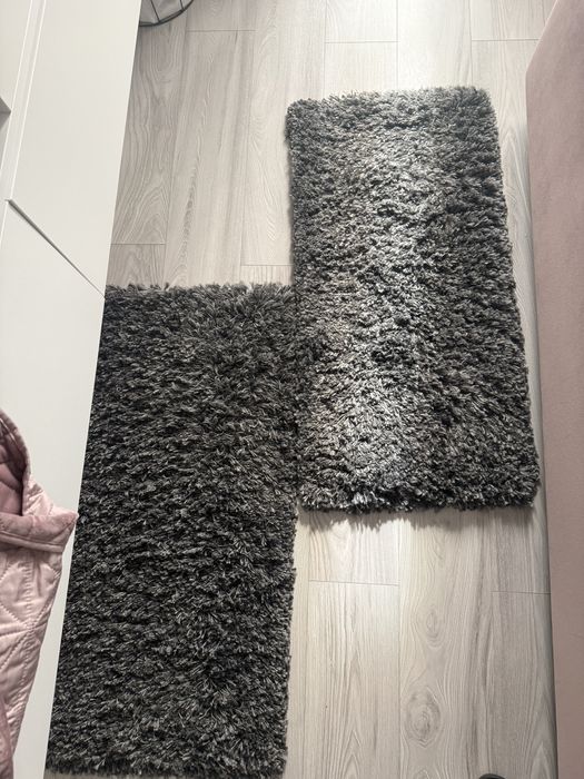 Carpete gri - ca noi