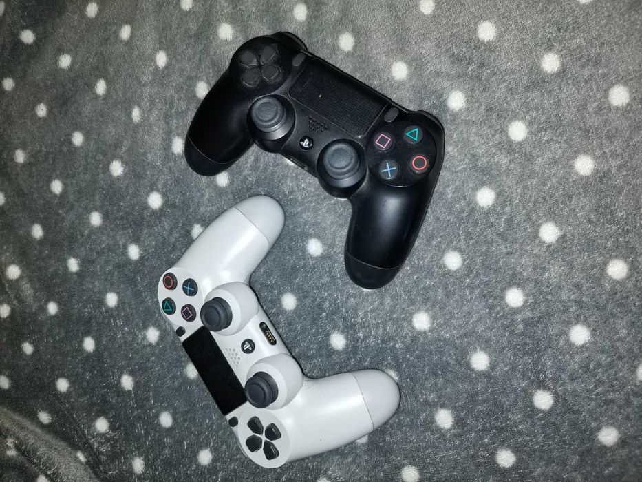 PS4 Pro alb 2 manete și jocuri incluse