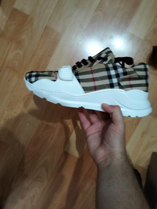 Adidași Burberry