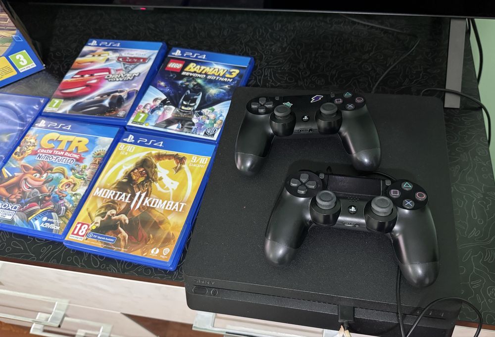 Playstation 4 Slim 1 Tb cu 2 manete + jocuri