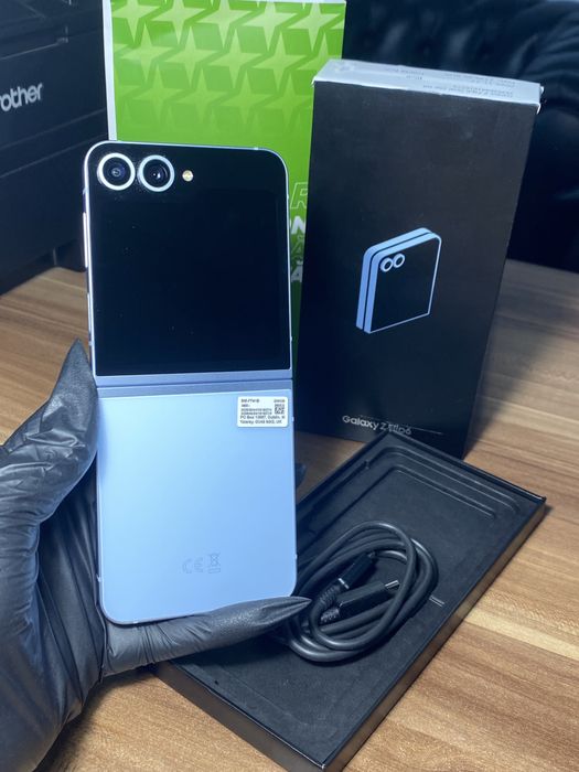 Samsung Galaxy Z Flip6 • 256 GB • Blue