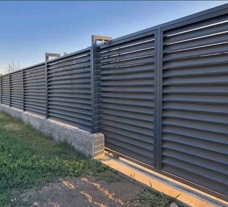 Executam garduri si porti