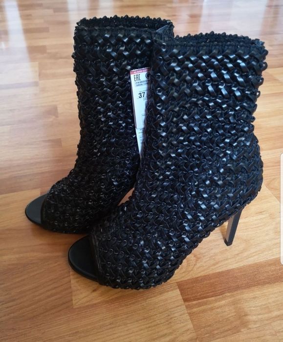 Zara                    .