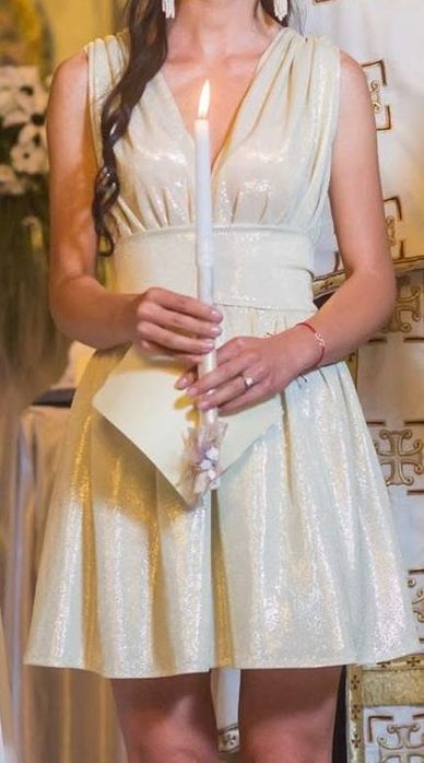 Златиста нежна рокля