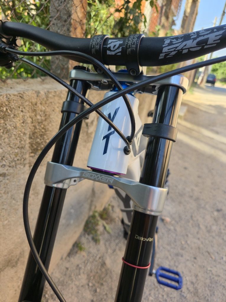 YT Tues 27.5 цола М размер Като нов 2020г. Въздушен Boxxer 1x7 Sram GX