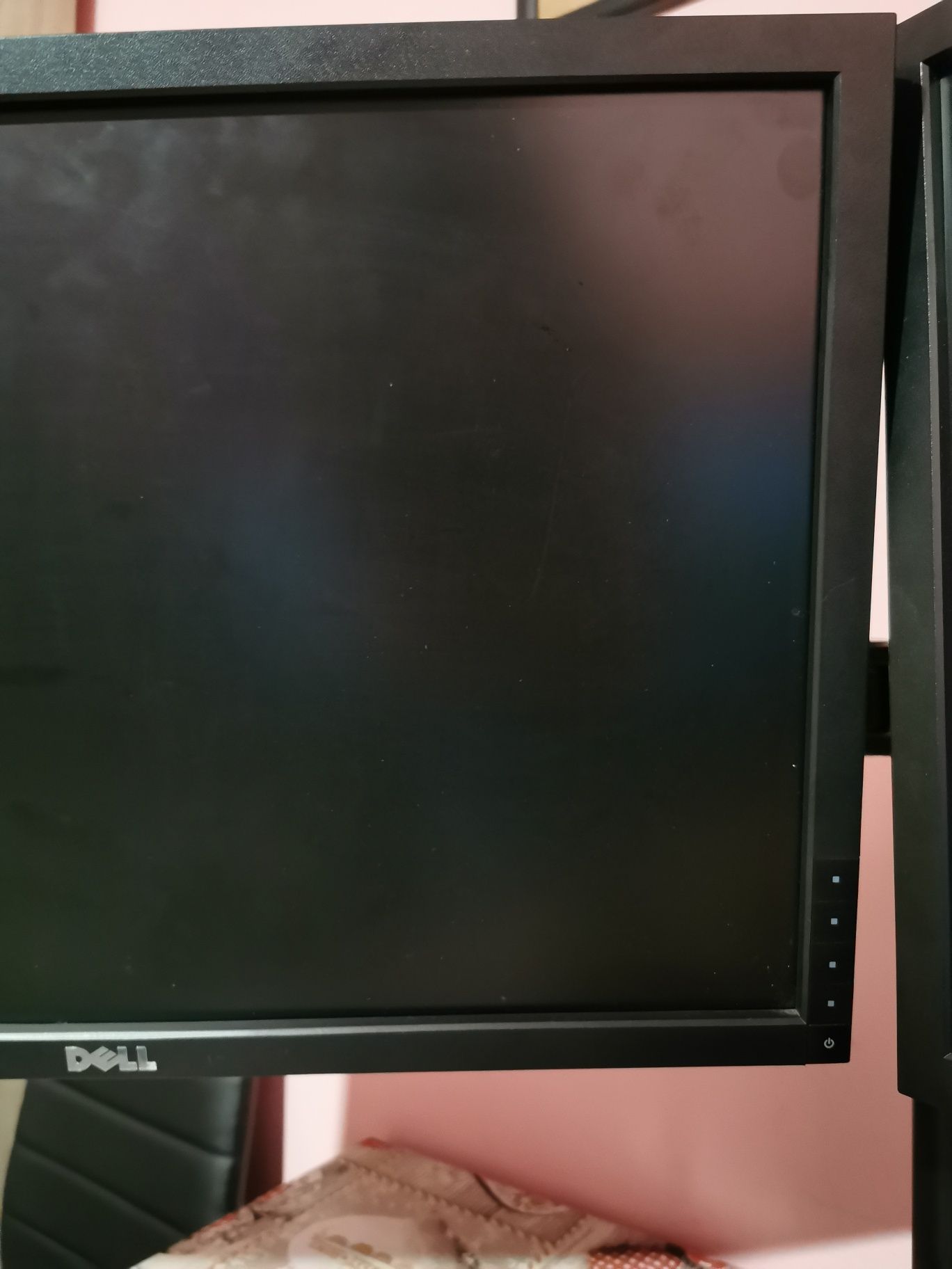 Monitoare Dell 55 cm diagonala, cu suport