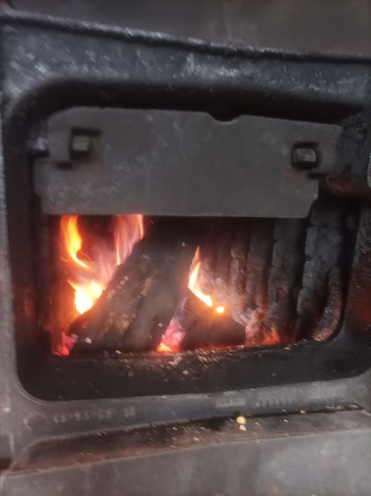 Vând centrală pe lemne