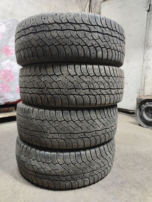 Продам шины зимние шипы с липучкой