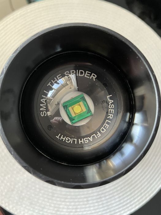 LANTERNA TURBO LASER cu iluminare pe distanta de 1800 m si autonomie m