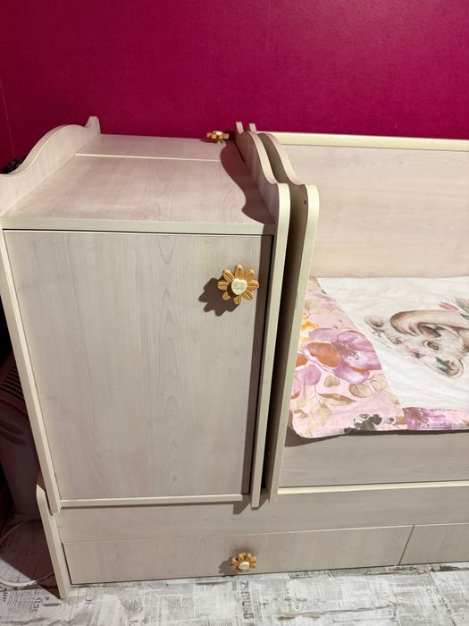 Бебешко легло с решетка и люлеещ механизъм