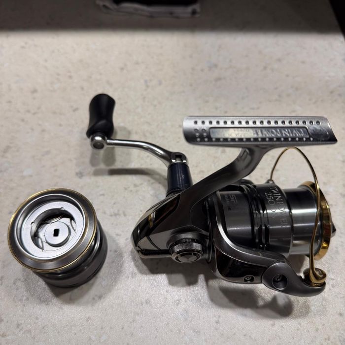 Mulineta Shimano Twin Power 2500S