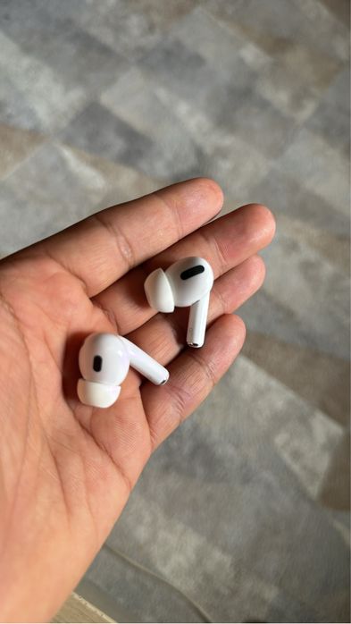 Продам наушники левый ухо и правый ухо от airpods pro 2