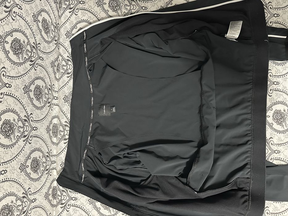 Продам ветровку Calvin Klein оригинал