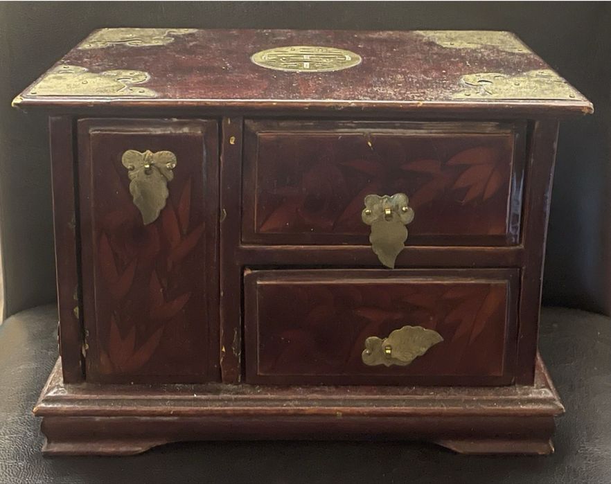 Cadoul perfect / Castă de bijuterii vintage