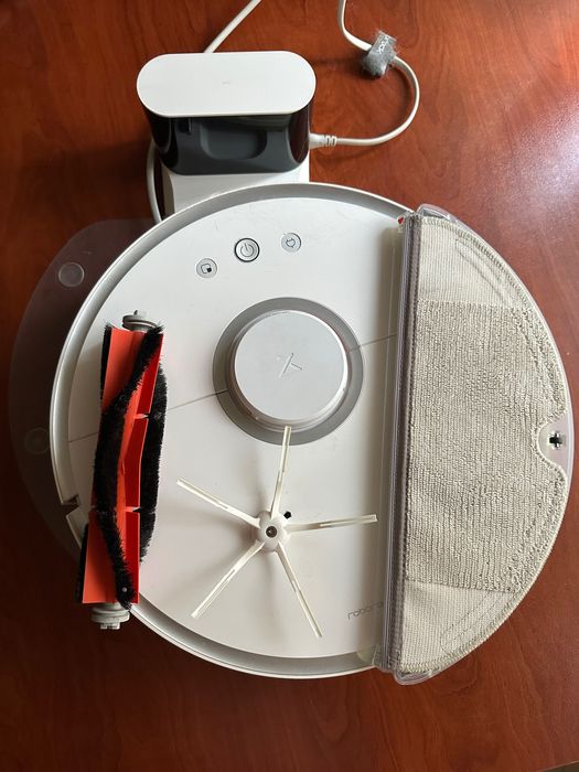 Продавам Прахосмукачка Roborock S50 - S5 робот бяла със станция.