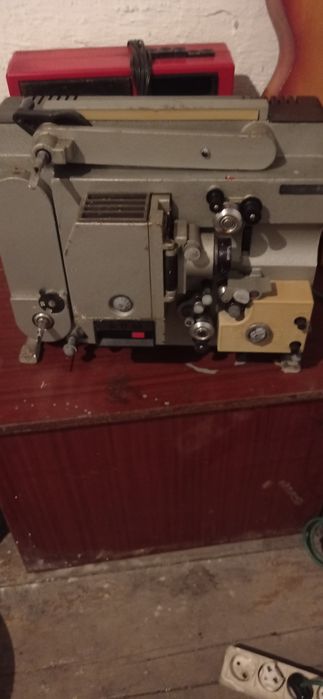 Кинопроектор большой в футляре,радуга -2