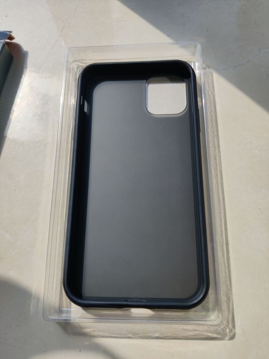 Huse Iphone 11 (carcasa + folie protecție)