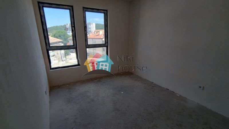 Продава се Тристаен апартамент в Варна, Аспарухово - 100 кв.м за 1320 €/кв.м - Снимка #1