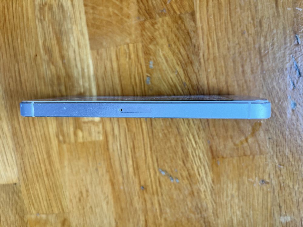 Iphone SE 64 GB сребрист