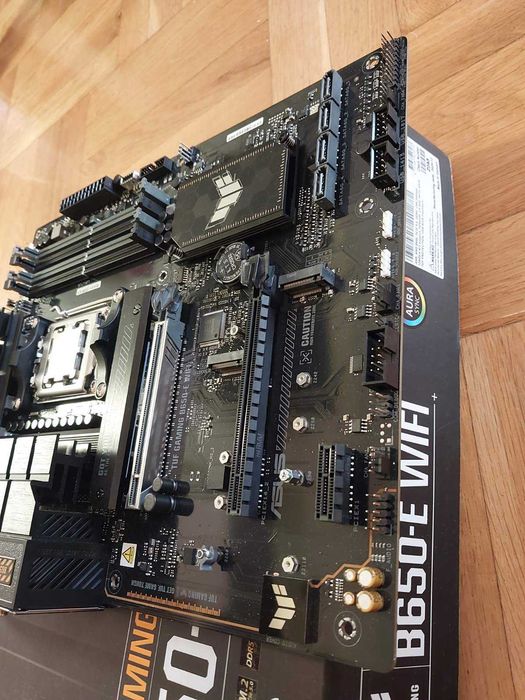 AMD Ryzen 9 9900X + Asus TUF Gaming B650-E Wi-Fi