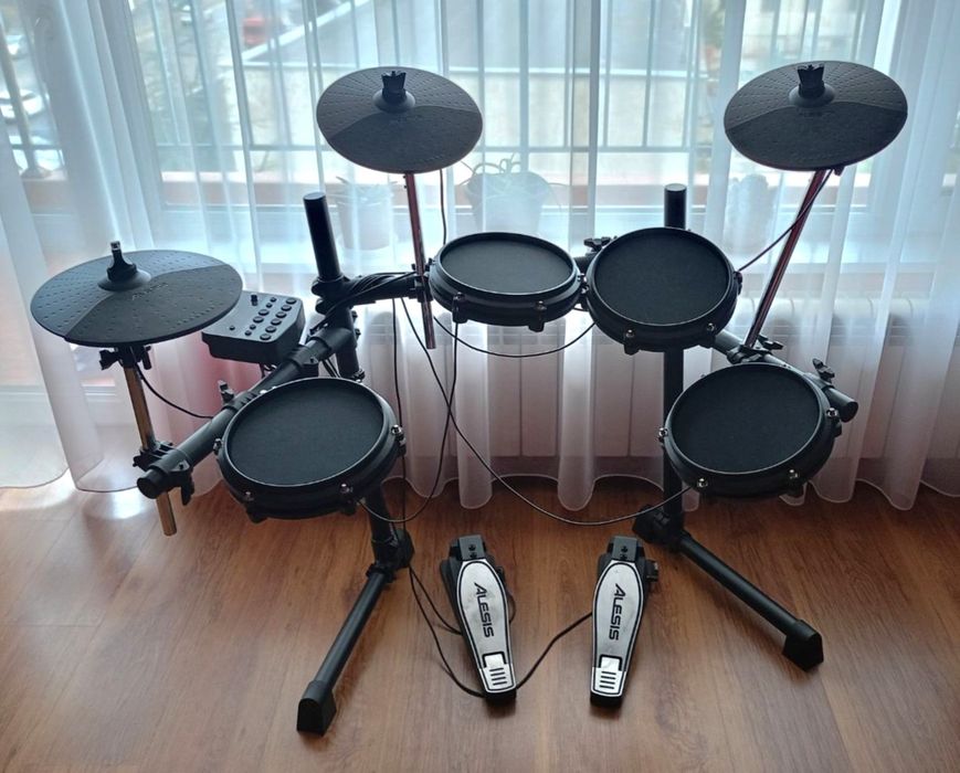 Електронен барабанен сет,  модел Alesis Nitro Mesh Kit.