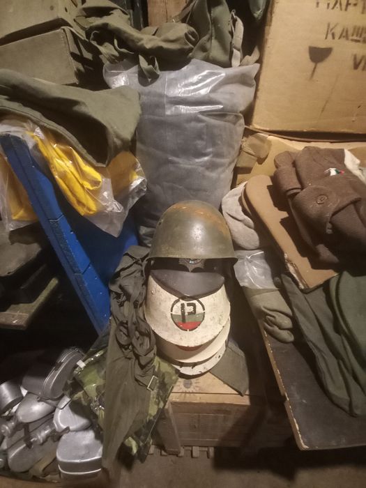 Военна видове маска каска и военна много други оригинал