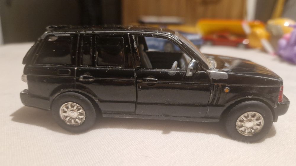 Метални коли със следи от употреба