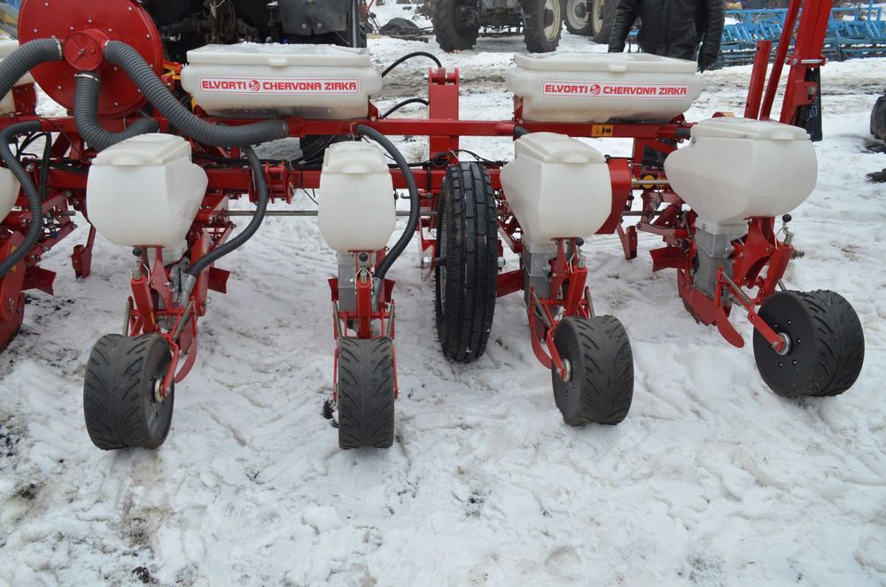 Веста 8 — 8-рядная сеялка для кукурузы и подсолнечника