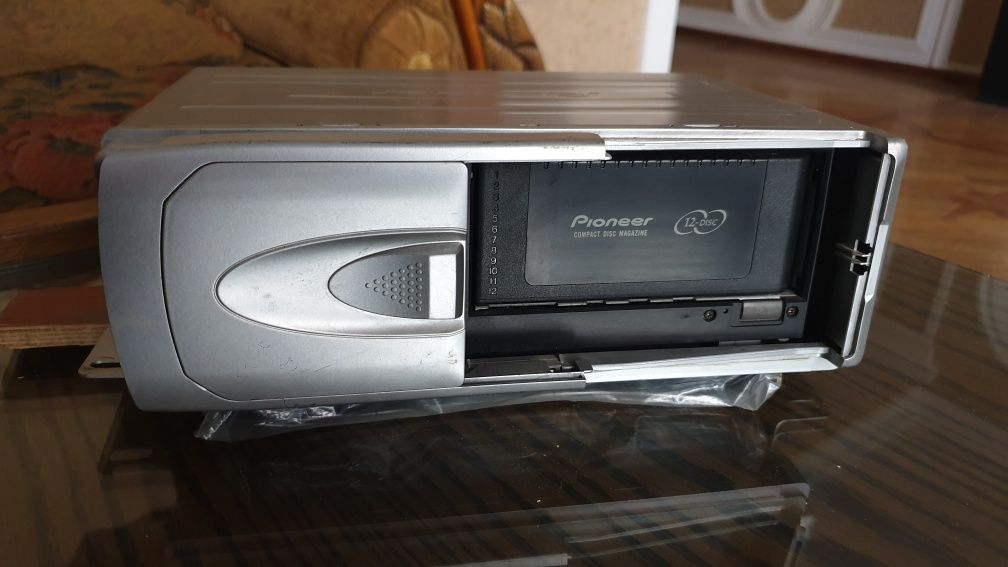 Продается автомагнитола PIONEER KEH-P4025 в комплекте с CD-ченжером .