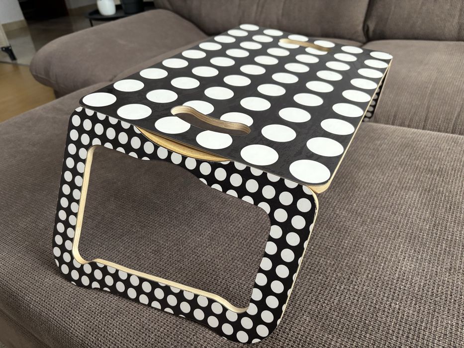 Masa laptop cu buline