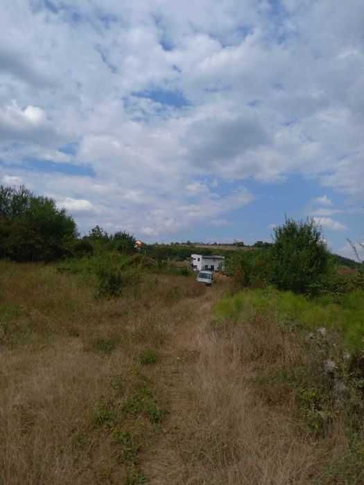 Teren intravilan ⁸de vanzare