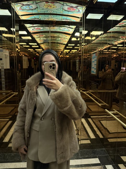 Натуральная норковая шуба ………………………………