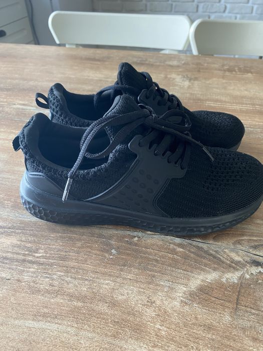 Vand papuci baieti, noi, marimea 32, negri, 60 lei