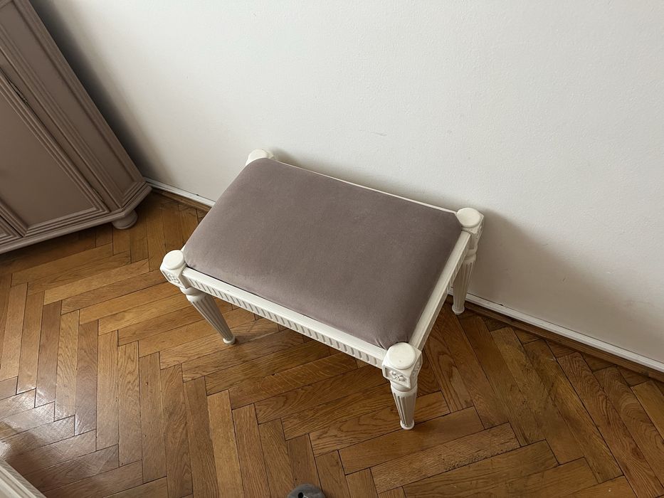 Vand mobila : dulap,pat cu saltea ,noptiere,oglinda,scaunel