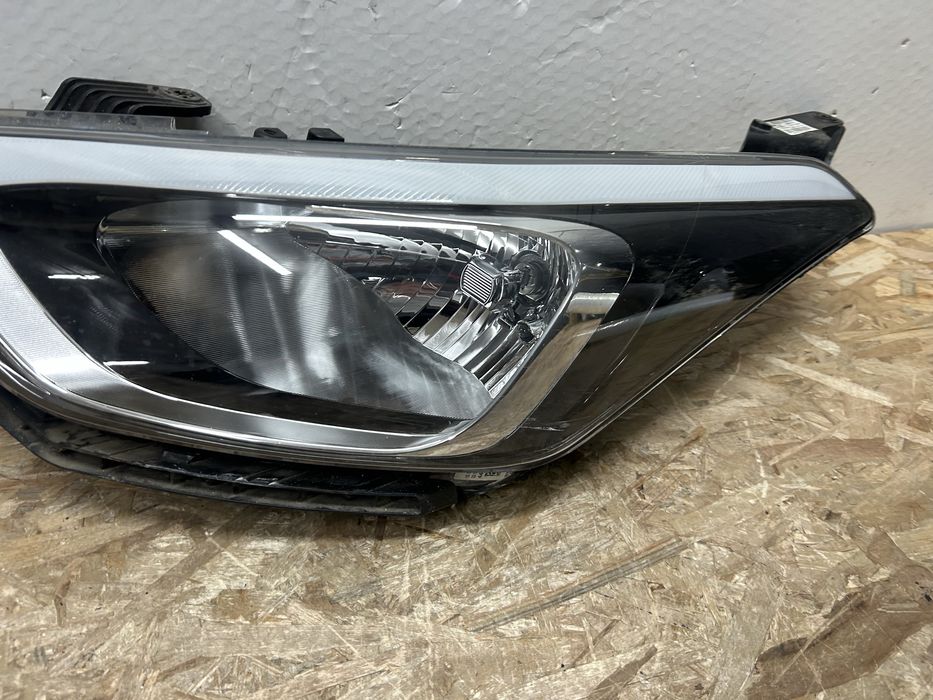 Far Hyundai i20 halogen 2014-2017 stanga